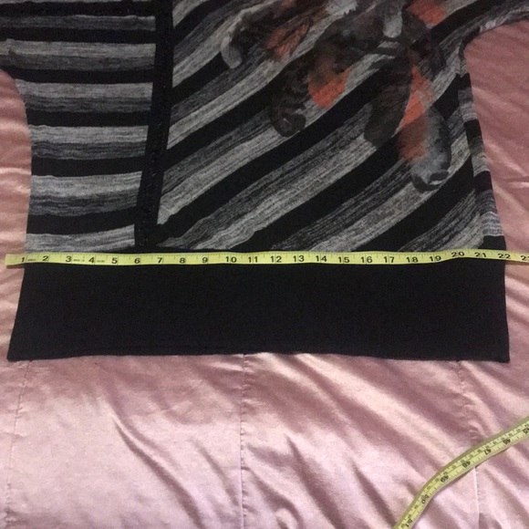 🎉HP🎉eVouges feather cold shoulder top - Picture 6 of 8